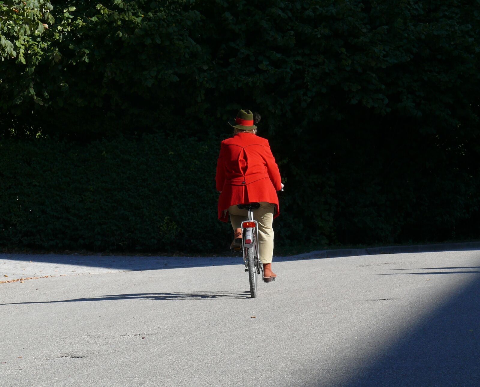 Panasonic DMC-FZ50 sample photo. Cyclists, red, gents cycles photography