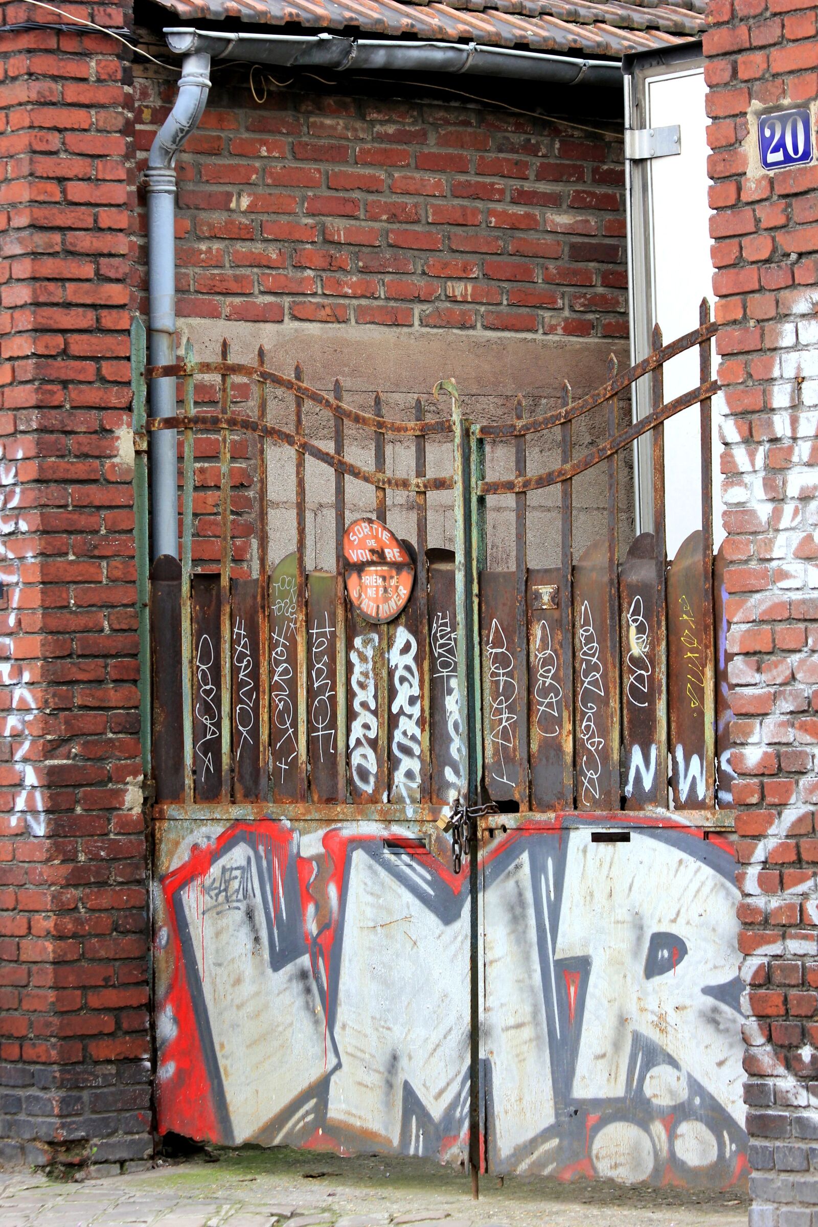 Canon EOS 550D (EOS Rebel T2i / EOS Kiss X4) sample photo. Bricks, red, portal photography
