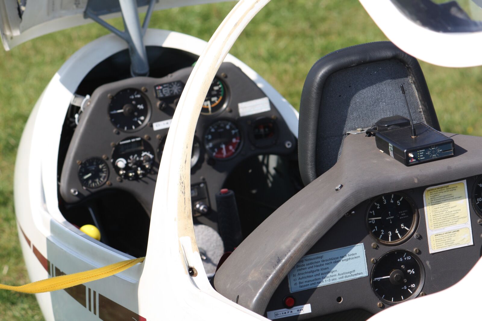 Canon EOS 450D (EOS Rebel XSi / EOS Kiss X2) sample photo. Gliding, cockpit, flight instruments photography