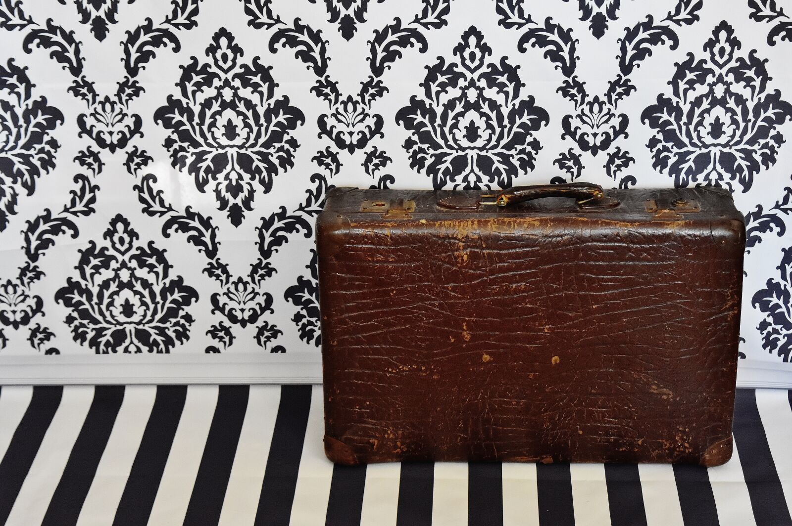Nikon D7200 sample photo. Luggage, antique, old photography