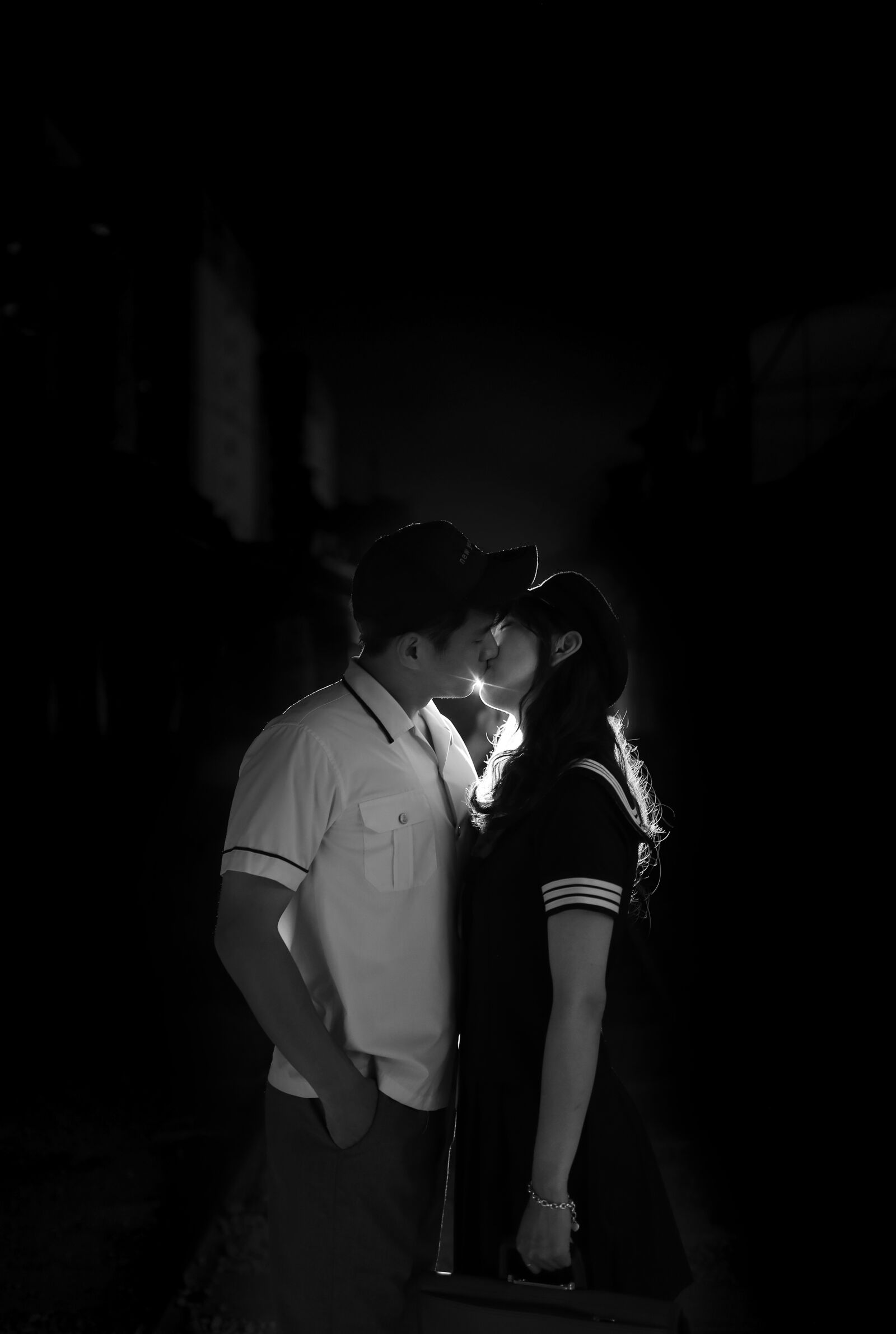 Canon EF 35mm F1.4L II USM sample photo. Kiss, black, love photography