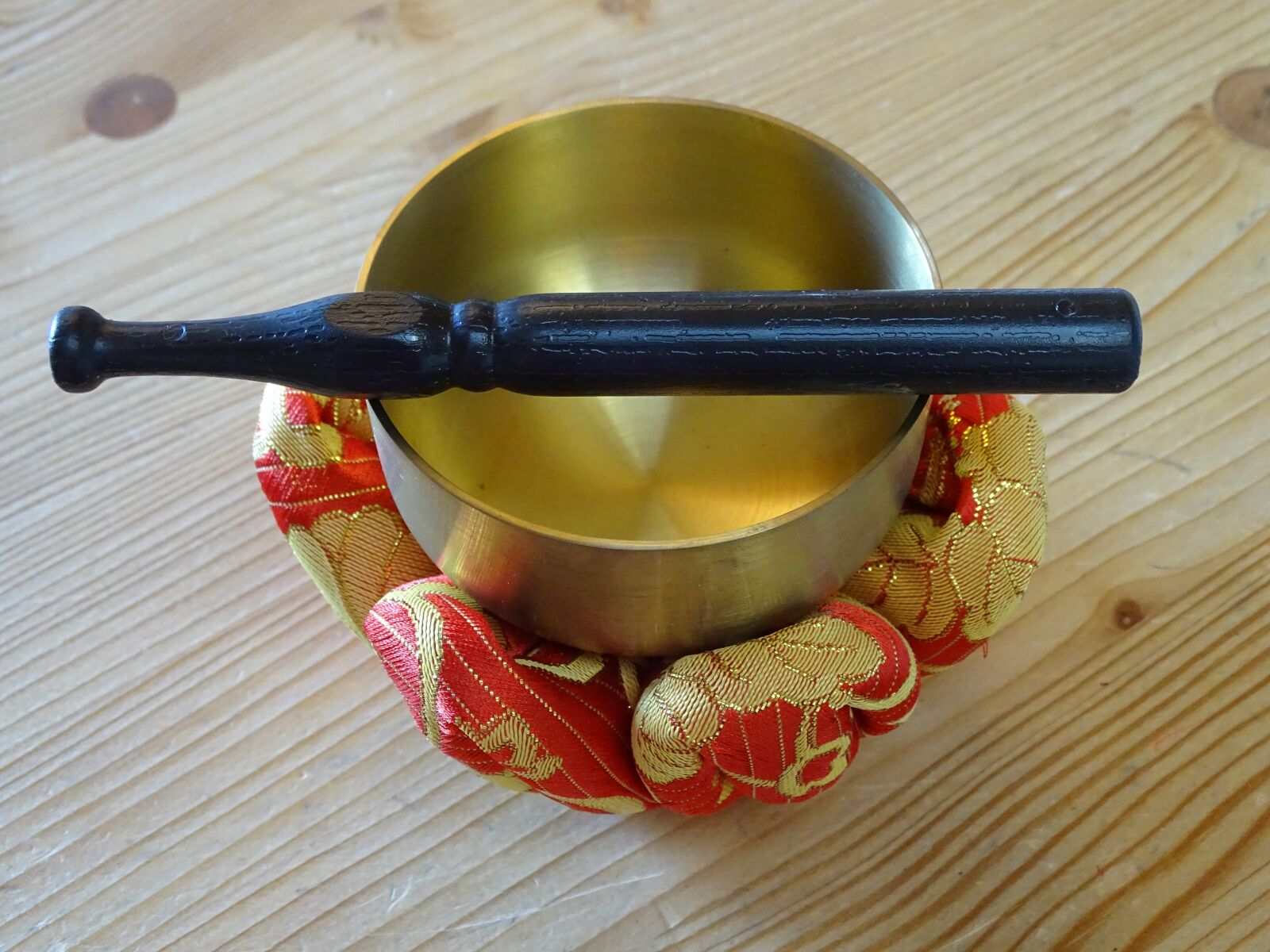 Sony Cyber-shot DSC-HX400V sample photo. Singing bowl, bowl, golden photography