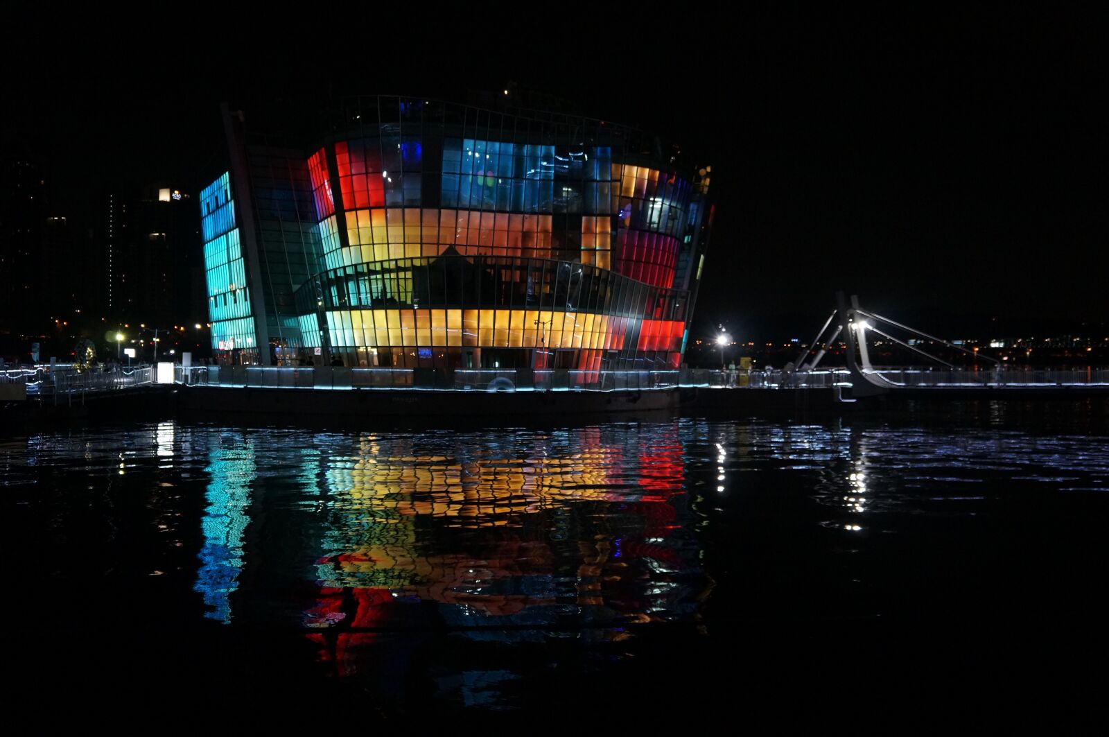 Sony Alpha NEX-5R + Sony E 18-55mm F3.5-5.6 OSS sample photo. Sebit floating island, night photography