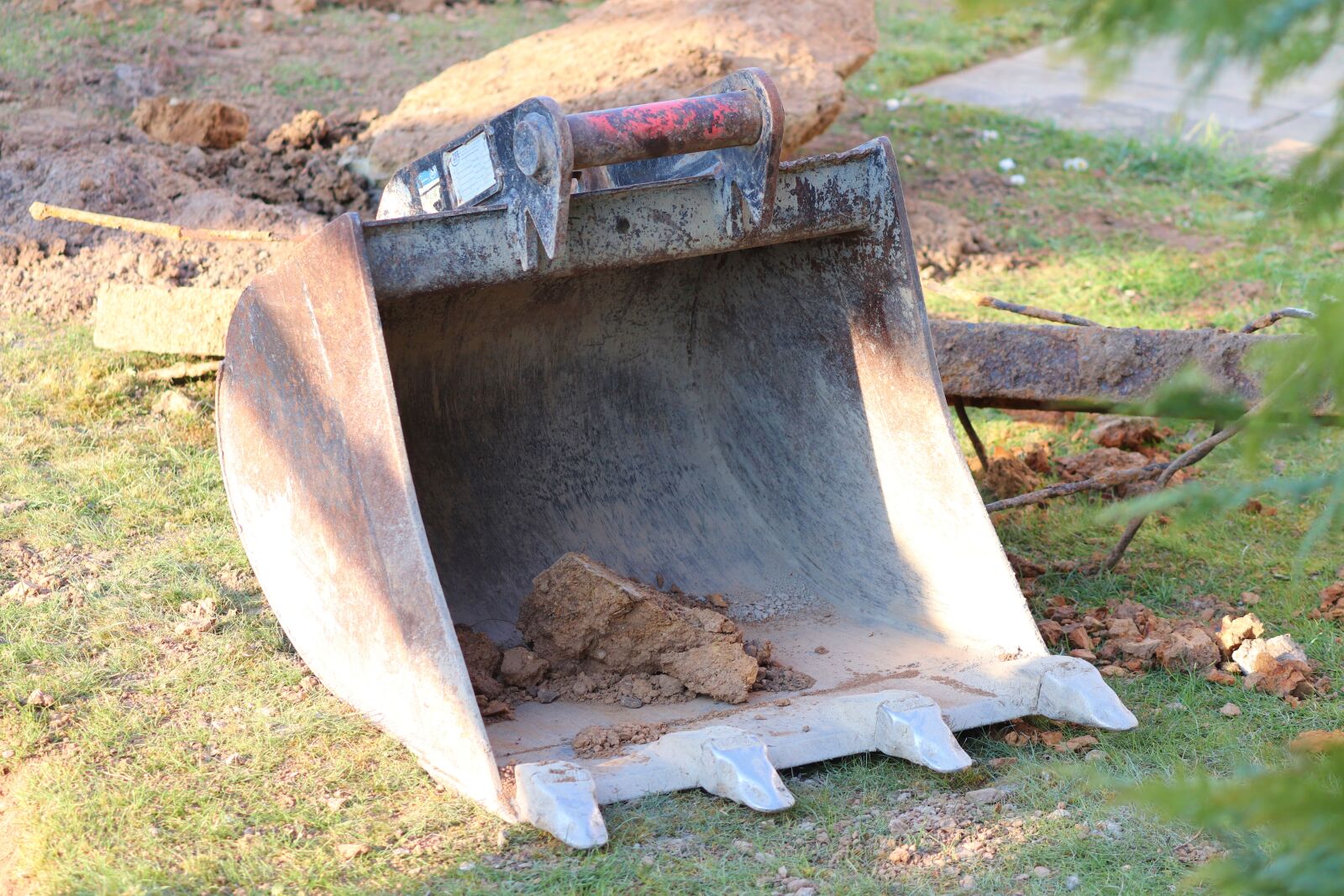 Canon EOS 200D (EOS Rebel SL2 / EOS Kiss X9) sample photo. Backhoe bucket, excavators, faceplate photography