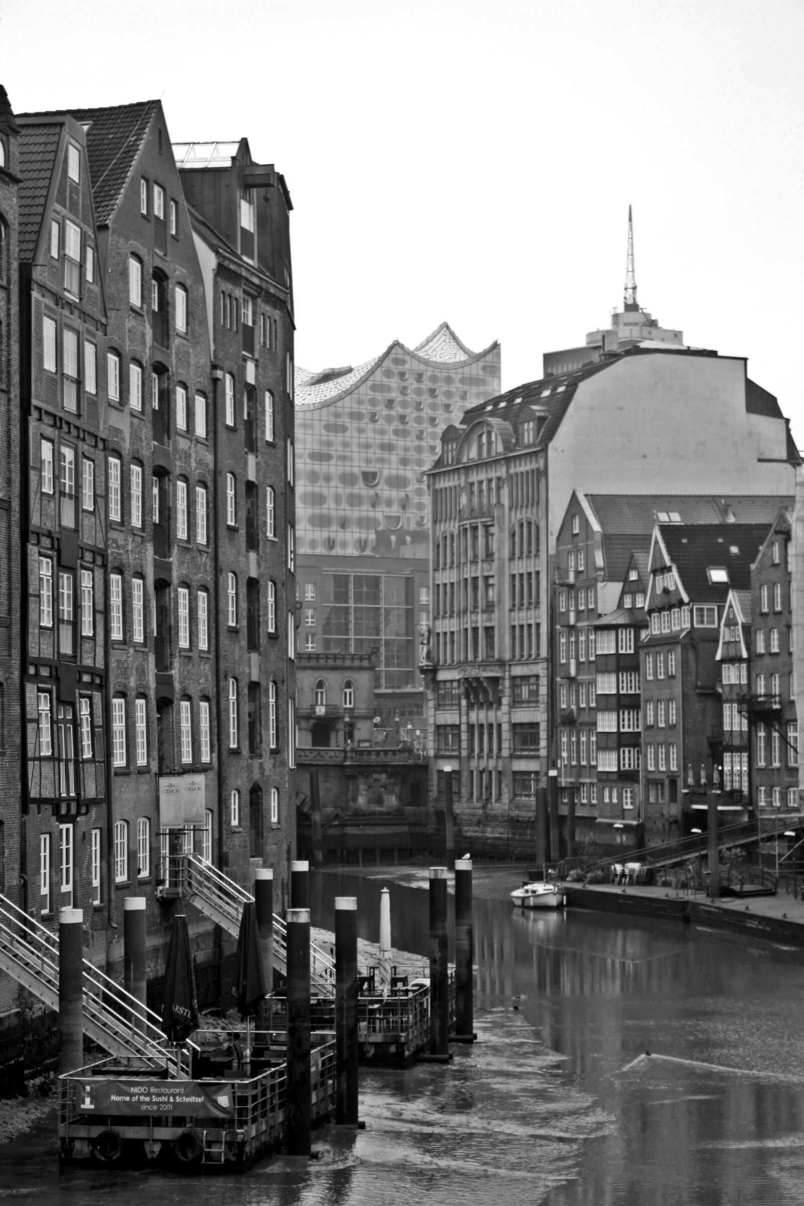 Canon EOS 1000D (EOS Digital Rebel XS / EOS Kiss F) sample photo. Hamburg, harbour cruise, monochrome photography