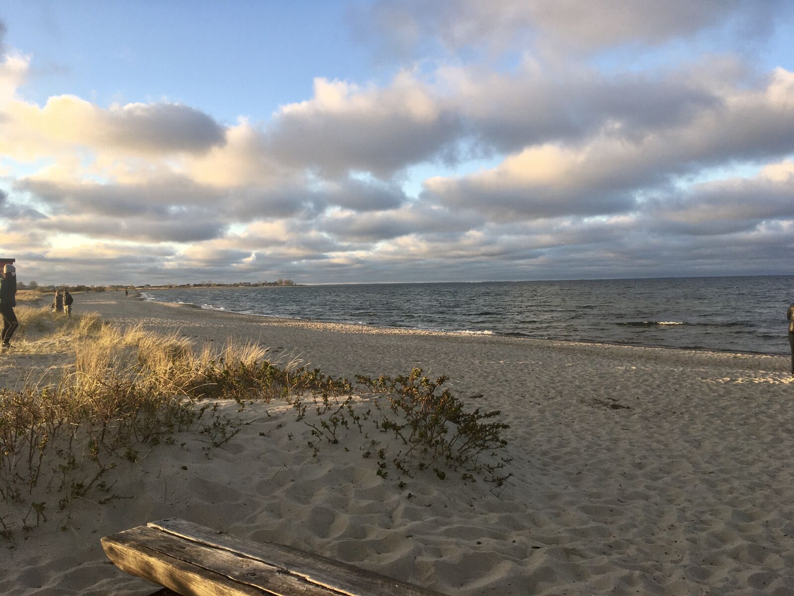iPhone SE back camera 4.15mm f/2.2 sample photo. Sea, beach, clouds photography