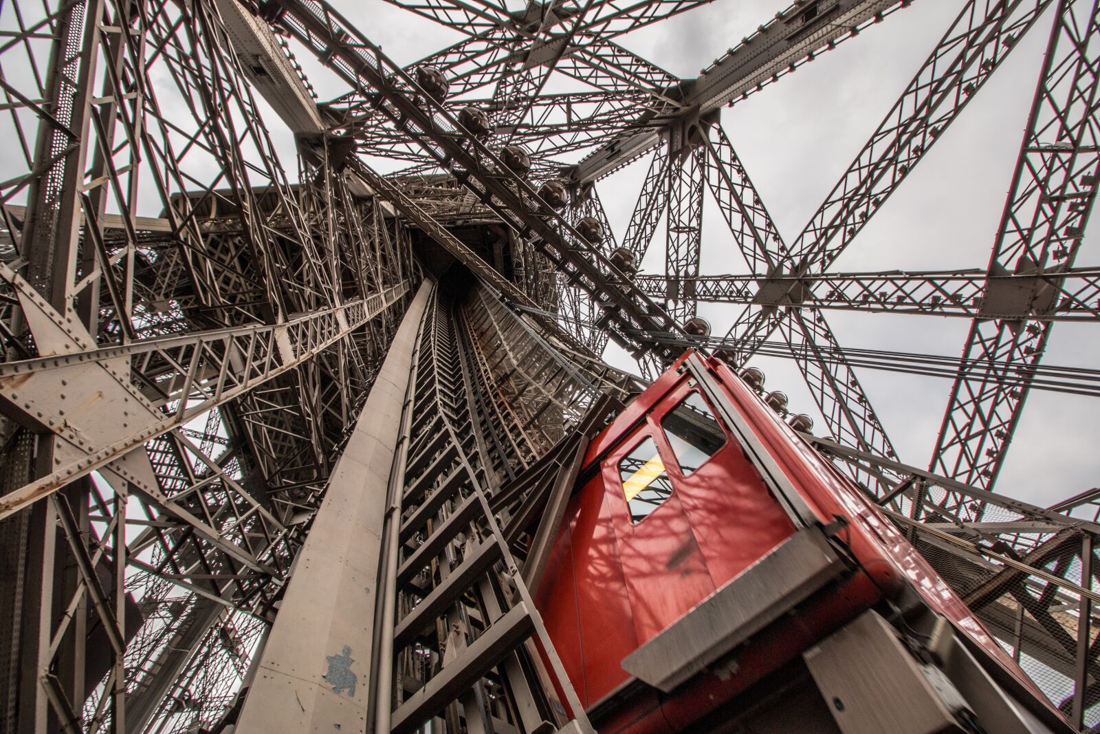 Canon EOS 70D + Canon EF-S 10-18mm F4.5–5.6 IS STM sample photo. The eiffel tower, lift photography