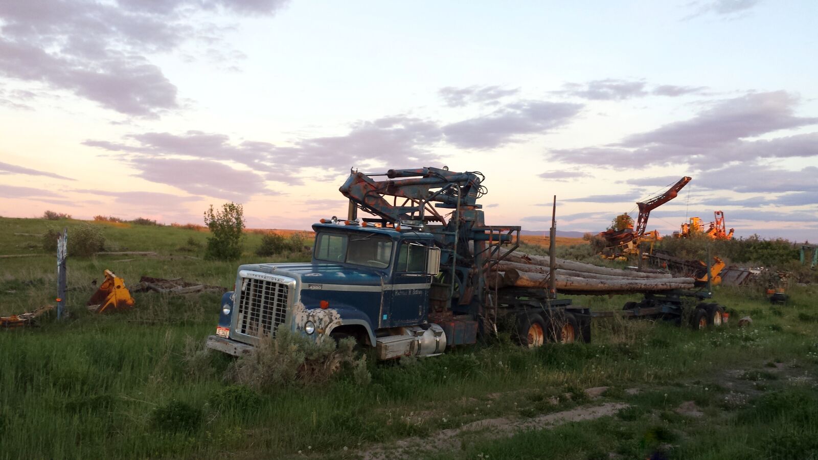 Samsung Galaxy S4 sample photo. Logging truck, old truck photography