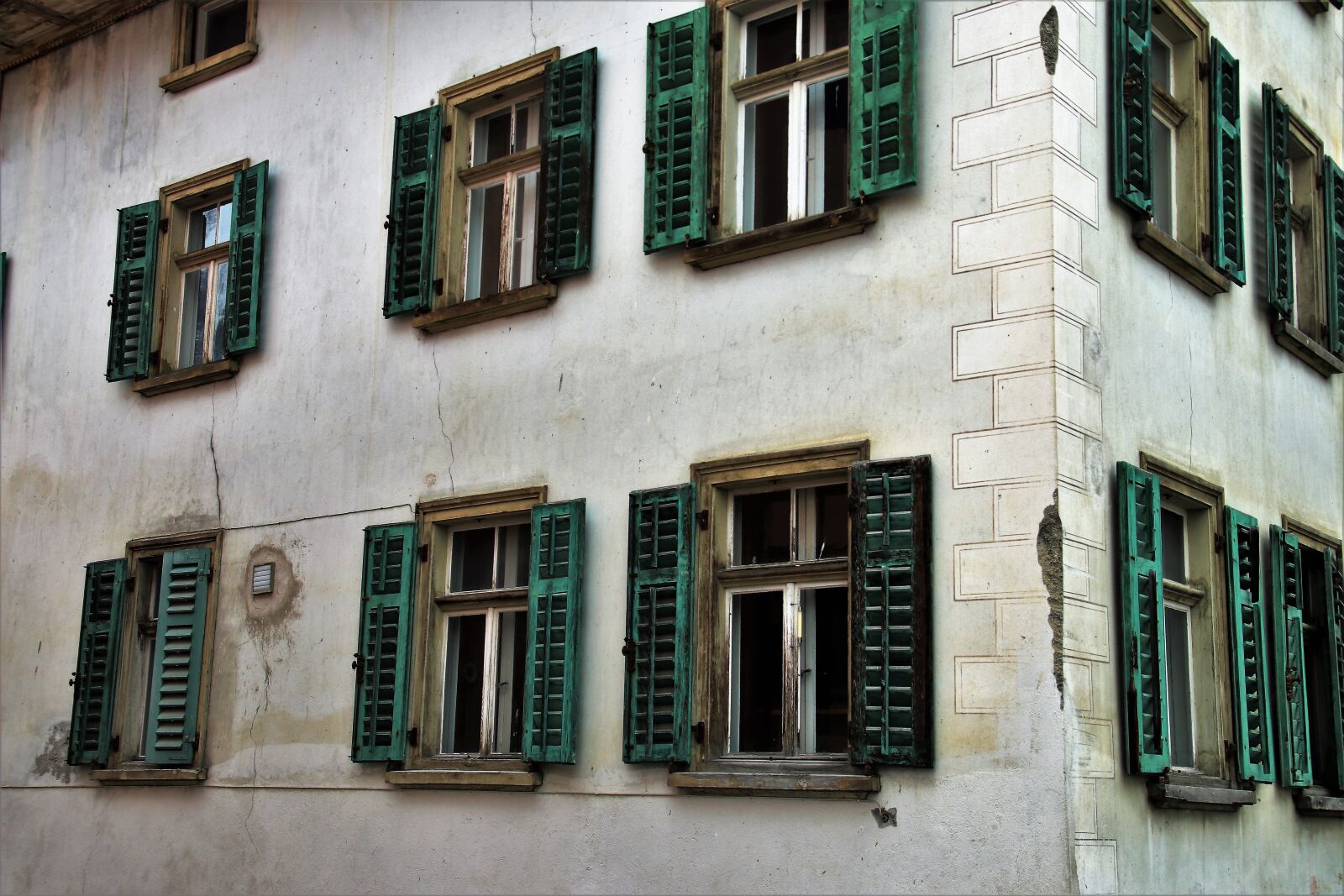 Canon EOS 80D sample photo. Architecture, house, old plaster photography
