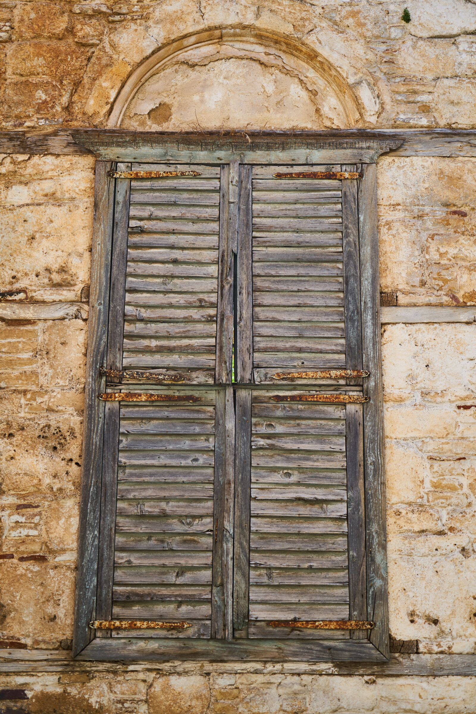 Sony a7R II sample photo. Window, old, building photography