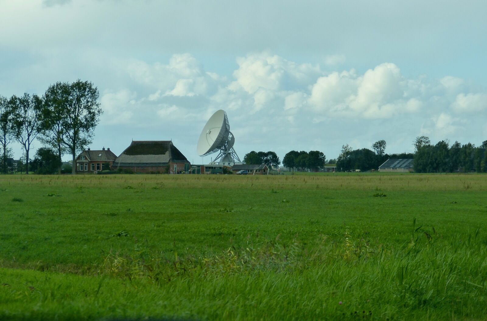 Panasonic Lumix DMC-FZ150 sample photo. Landscape, holland, radio bowl photography