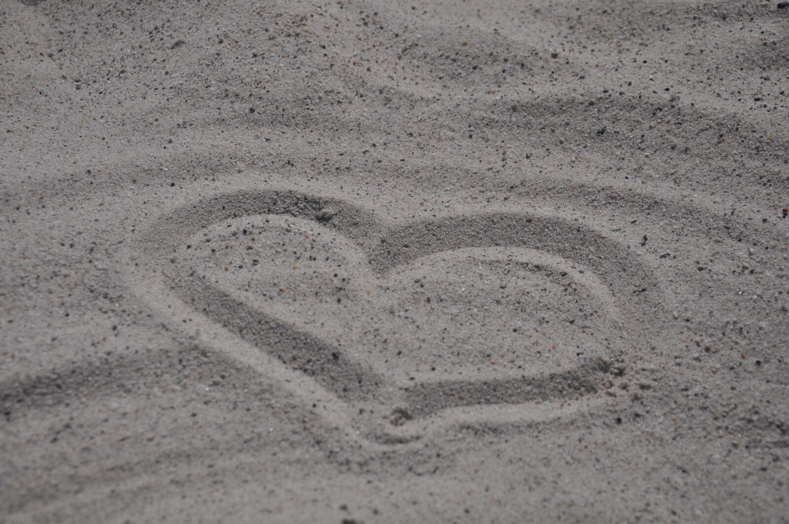 Nikon D5000 sample photo. Heart, beach, falling in photography