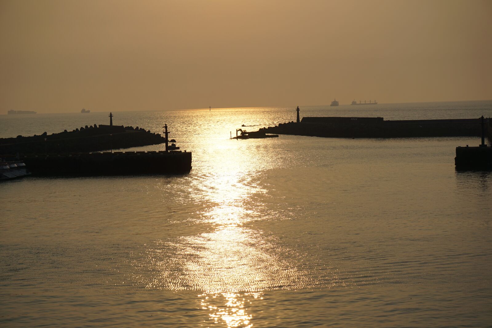 Sony E 55-210mm F4.5-6.3 OSS sample photo. Sunset, ocean, water photography