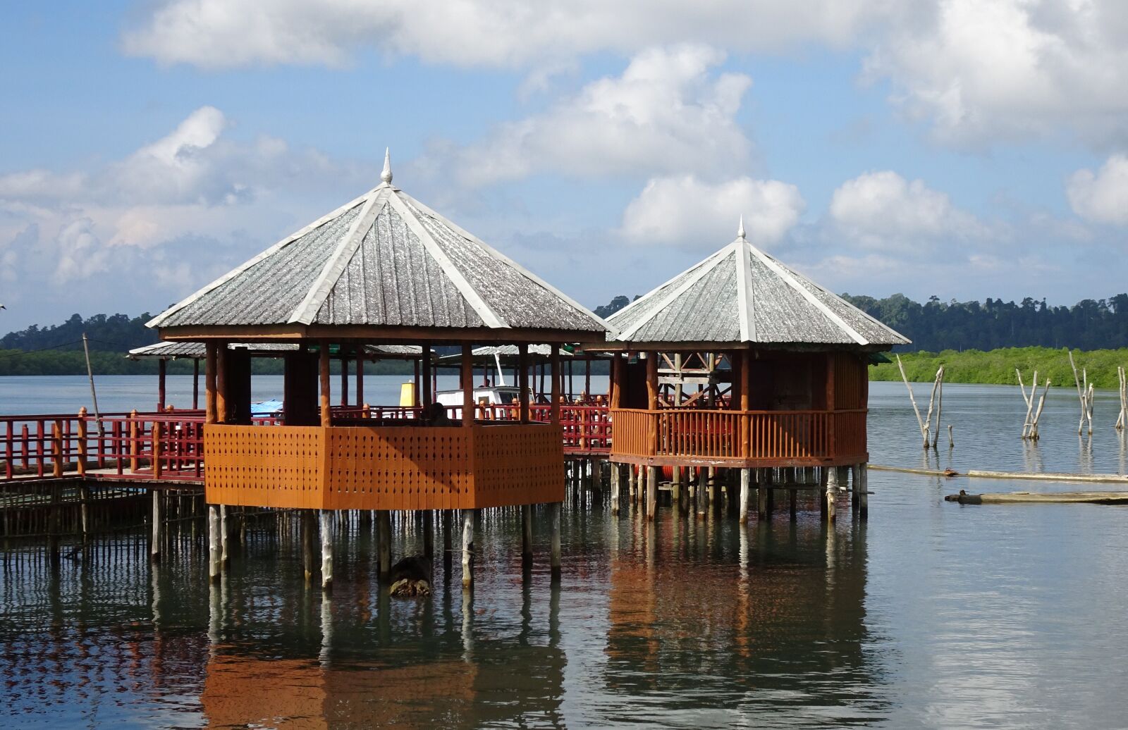 Sony Cyber-shot DSC-HX90V sample photo. Hut, tourist hut, creek photography