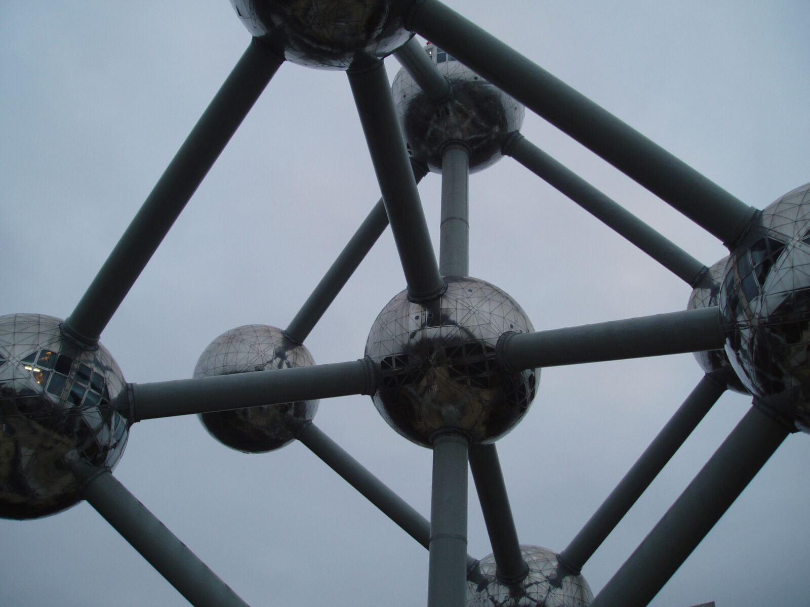 Olympus u20D,S400D,u400D sample photo. Brussels, the atomium, cell photography