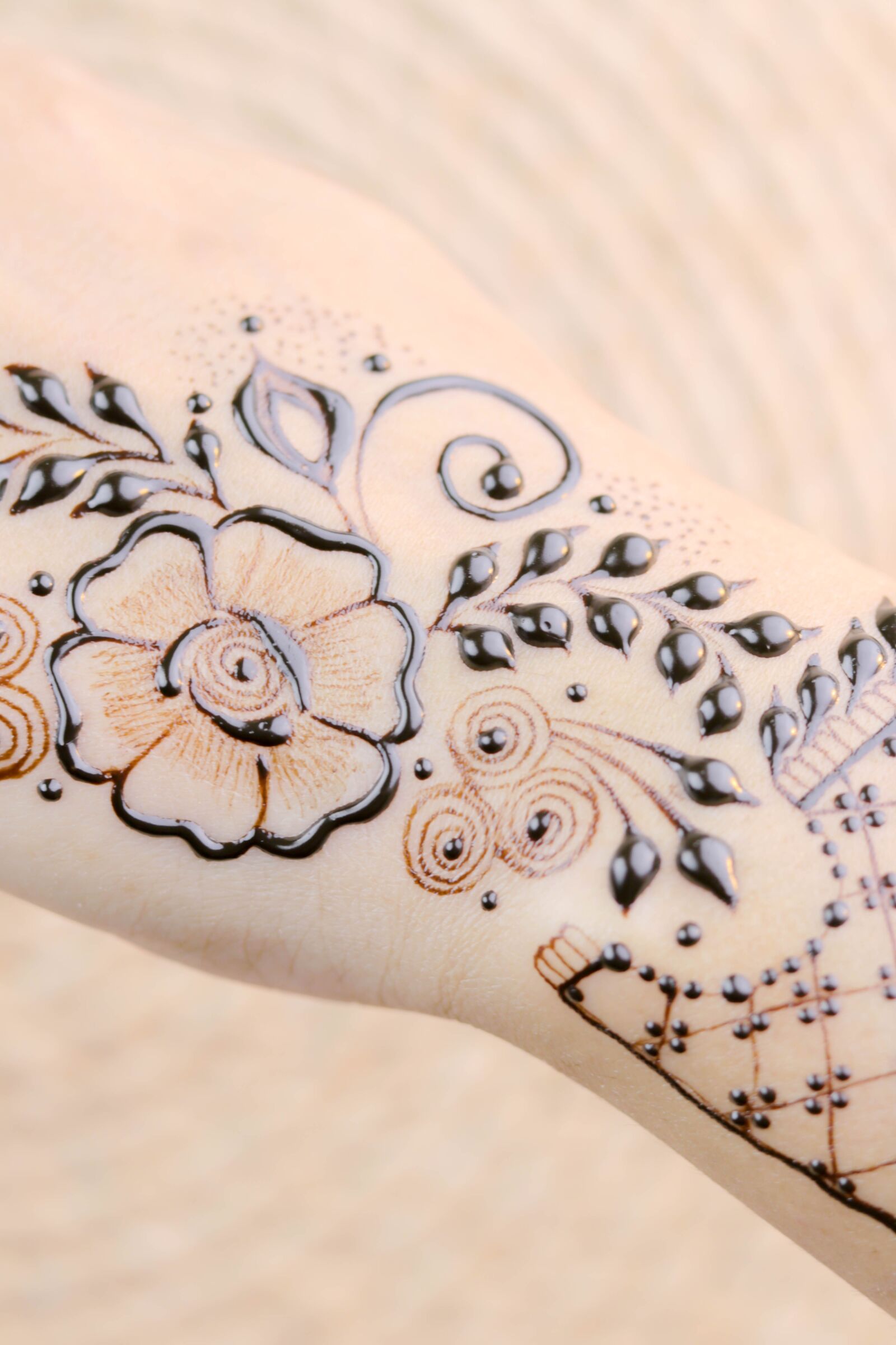 Canon EOS 80D + Canon EF 50mm F1.8 STM sample photo. Henna, hands, mehendi photography