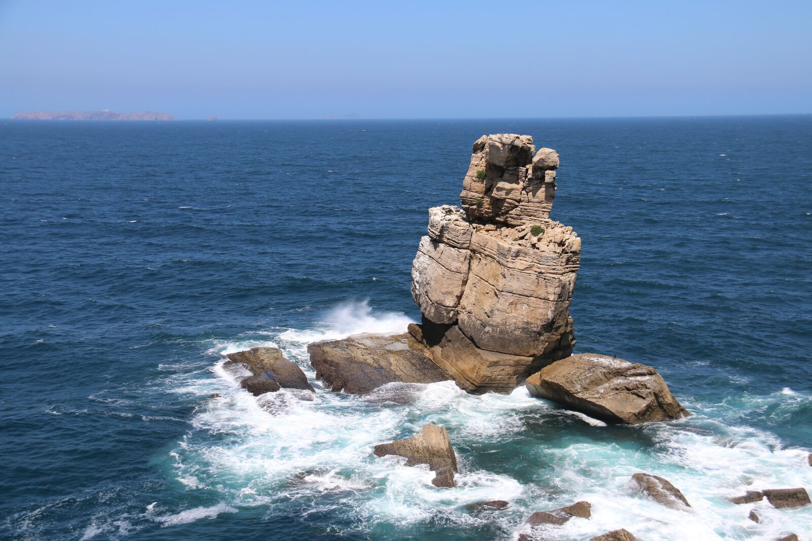 Canon EF-S 18-200mm F3.5-5.6 IS sample photo. Rock, mar, peniche photography