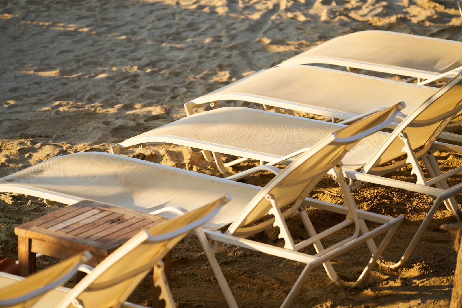 Sony FE 70-200mm F4 G OSS sample photo. Sunbathing, sunbeds, beach photography