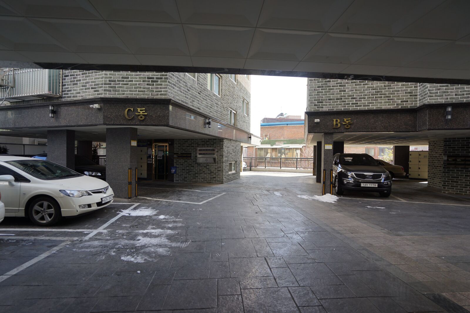 Sony a7 II + Sony Vario-Tessar T* FE 16-35mm F4 ZA OSS sample photo. Home, parking, architecture photography