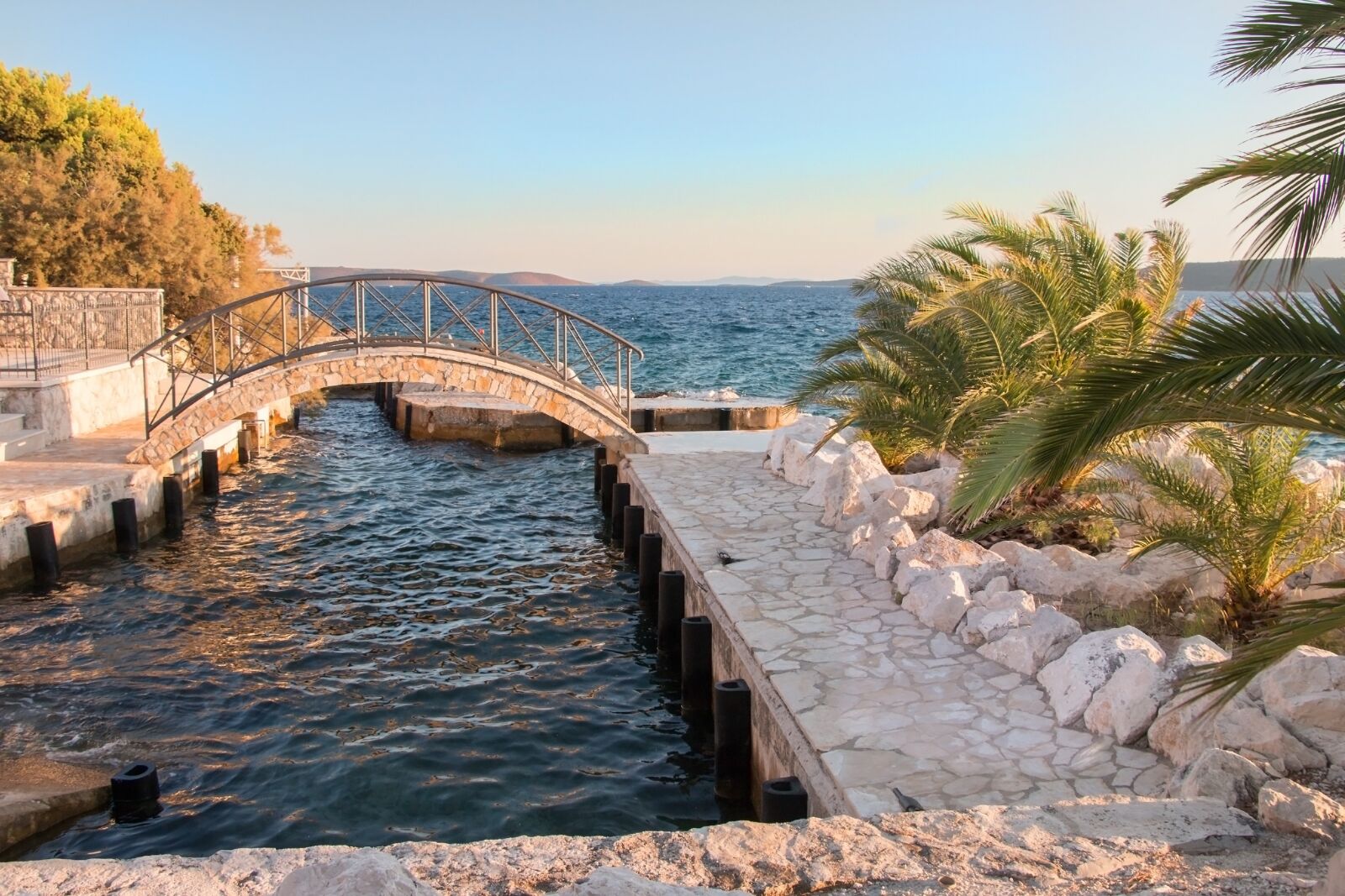 Canon EOS 70D sample photo. Sea, palm trees, mountains photography