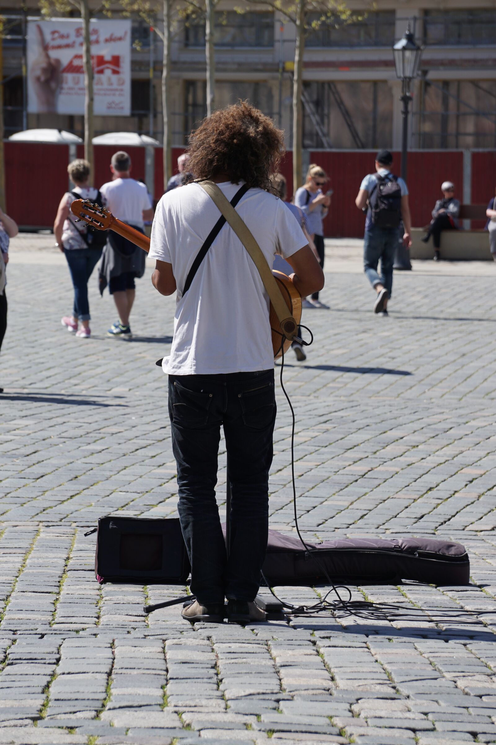 Sony E 55-210mm F4.5-6.3 OSS sample photo. Street musicians, guitar, music photography