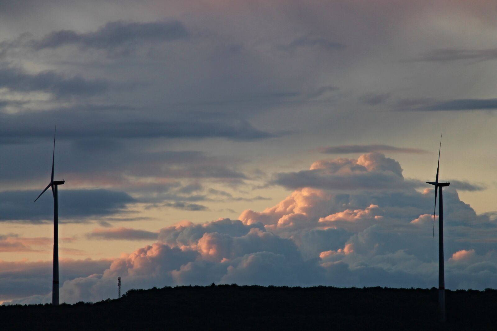 Canon EOS 1100D (EOS Rebel T3 / EOS Kiss X50) sample photo. Windräder, clouds, horizon photography