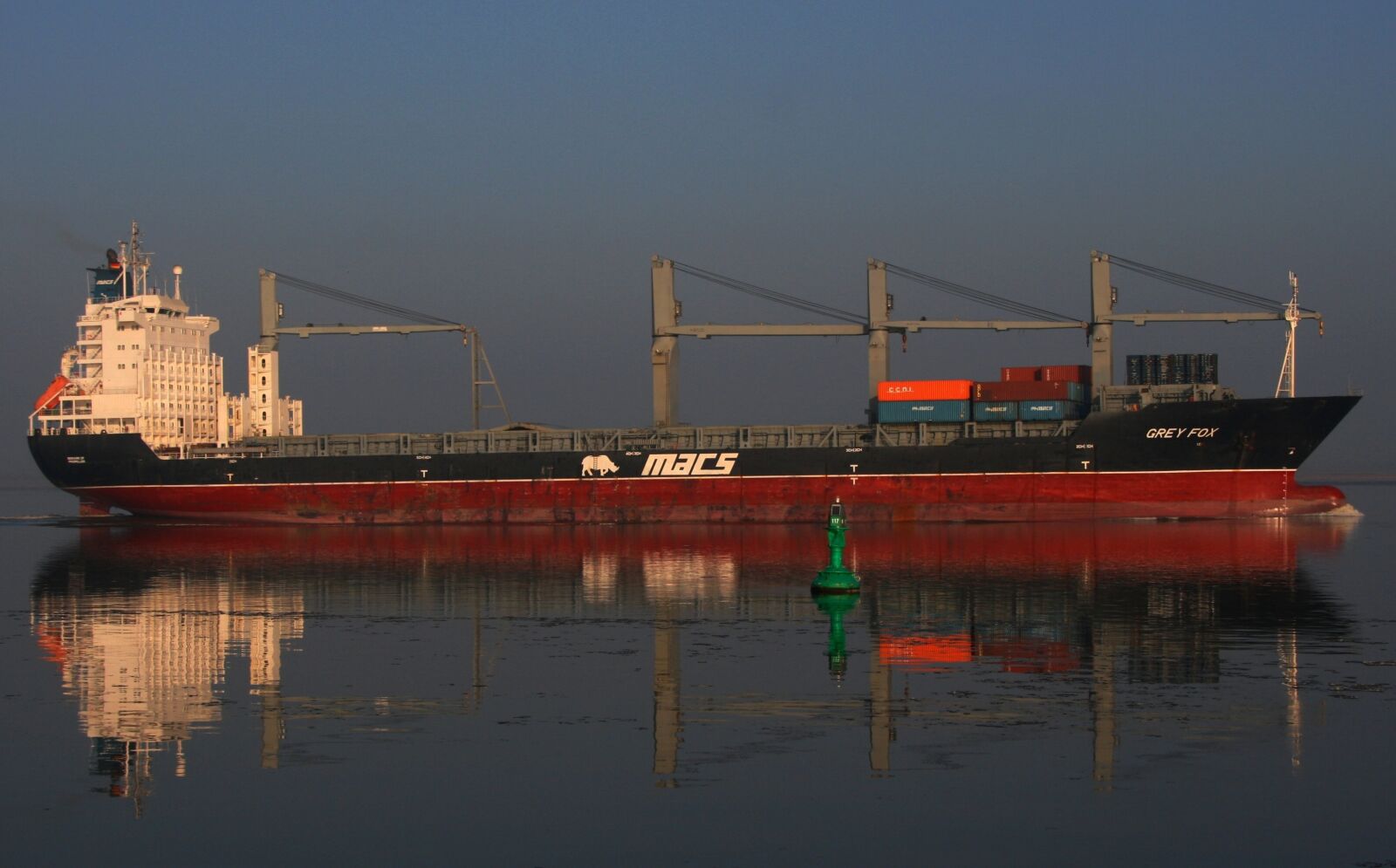 Canon EOS 400D (EOS Digital Rebel XTi / EOS Kiss Digital X) sample photo. Elbe, ship, transport photography