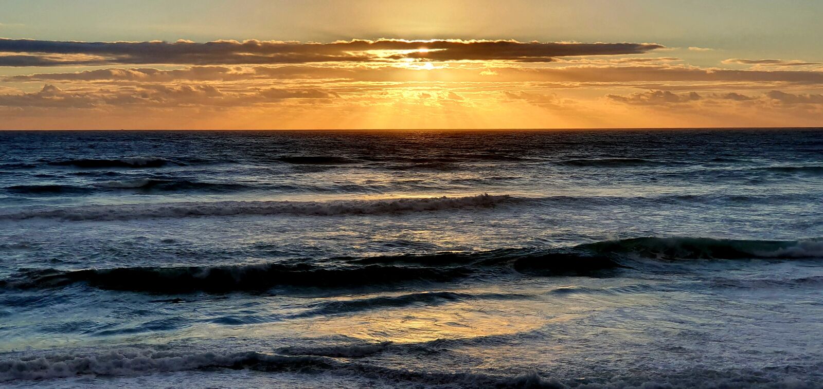 Samsung Galaxy S10+ sample photo. Yellow sun, calm waters photography