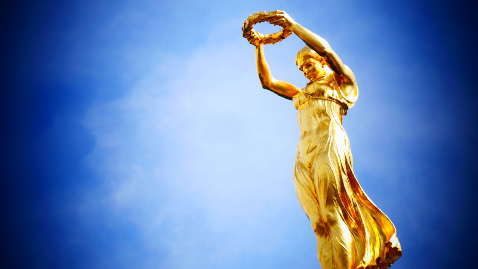 Panasonic Lumix DMC-G85 (Lumix DMC-G80) sample photo. Luxembourg, gold, statue photography