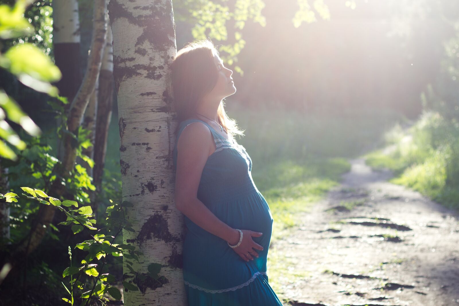 Canon EOS 600D (Rebel EOS T3i / EOS Kiss X5) + Canon EF 50mm F1.8 II sample photo. Birch, pregnant, family photography