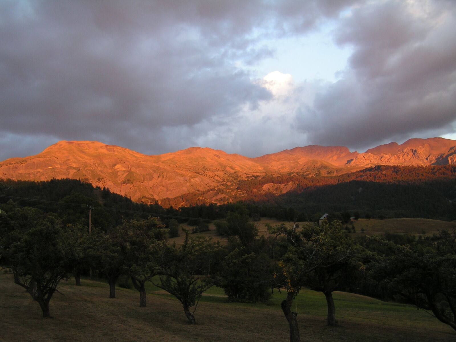 KONICA MINOLTA DiMAGE Z2 sample photo. Mountains, sun photography