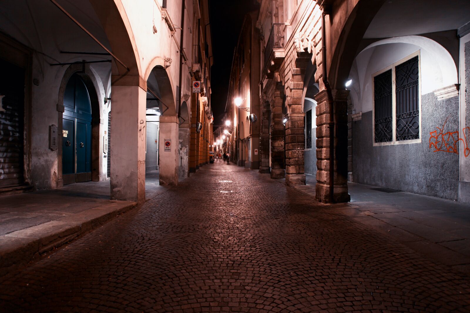 Canon EOS 5D Mark II sample photo. Italy, city, street photography
