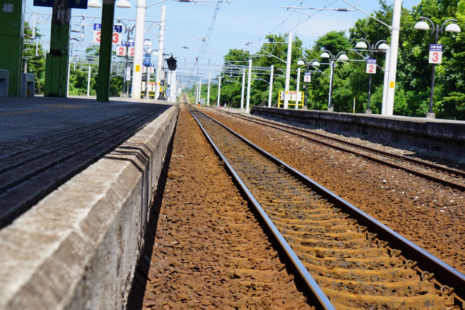 Sony E 55-210mm F4.5-6.3 OSS sample photo. Subway, train, blue photography