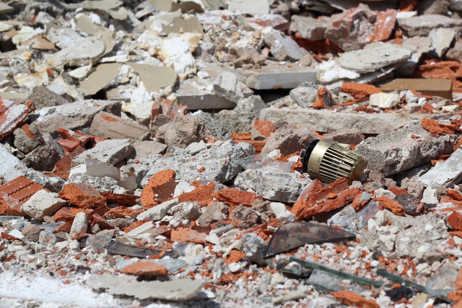 Canon EOS 1200D (EOS Rebel T5 / EOS Kiss X70 / EOS Hi) + Canon EF 50mm F1.8 STM sample photo. Demolition house, debris, thermostat photography