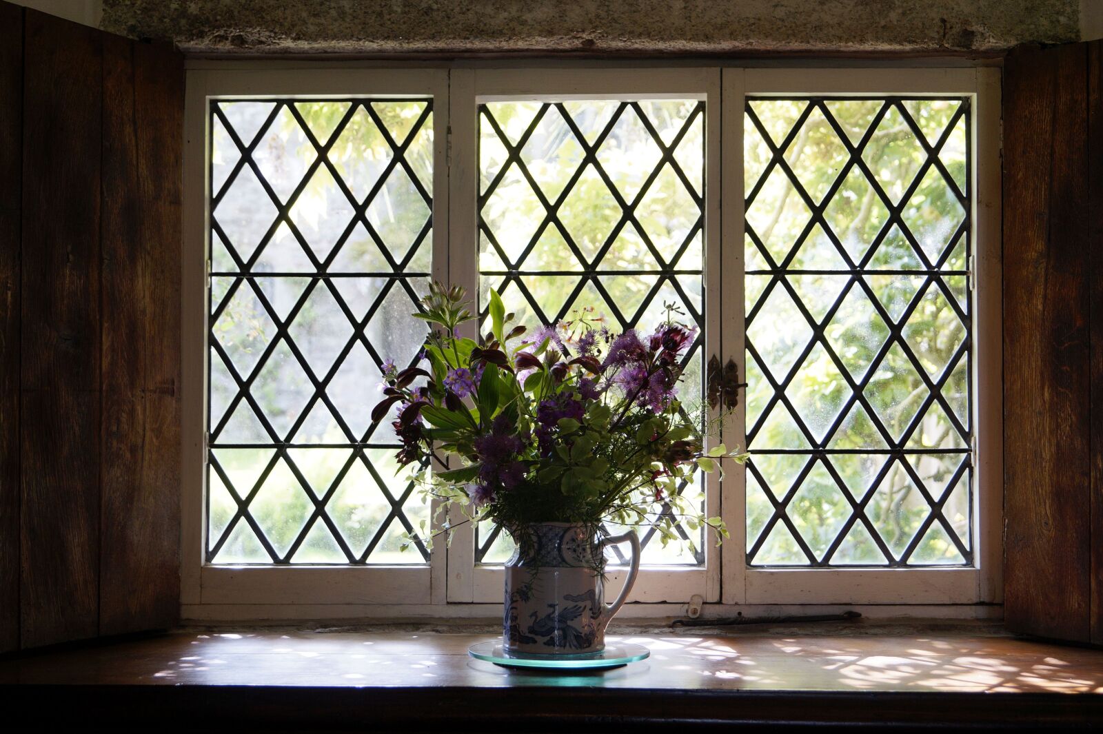 Sony DT 18-55mm F3.5-5.6 SAM II sample photo. Window, bouquet, backlighting photography