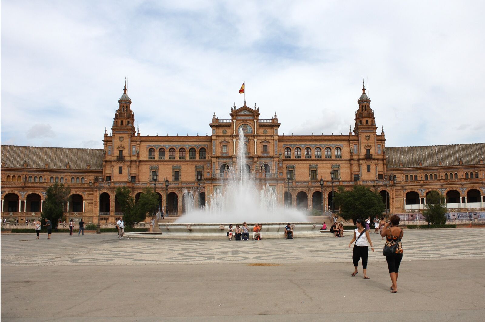 Canon EOS 1000D (EOS Digital Rebel XS / EOS Kiss F) sample photo. Seville, plaza, spain photography