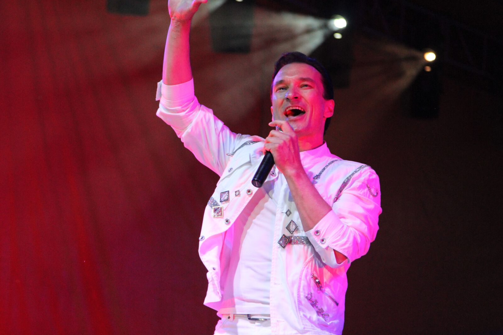 Canon EOS 60D + Canon EF 24-105mm F4L IS USM sample photo. Concert, singer, music photography