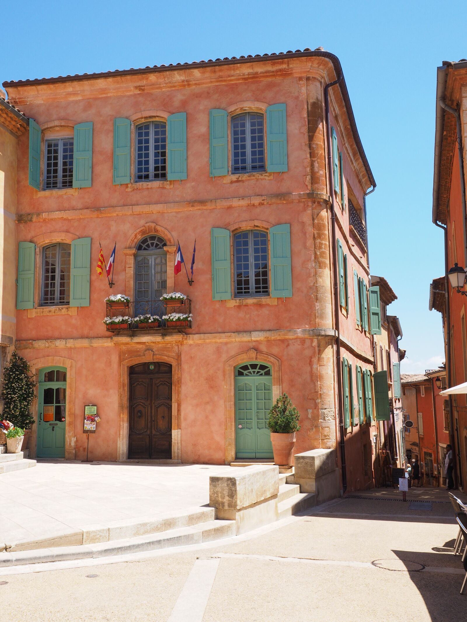 Olympus OM-D E-M1 + Olympus M.Zuiko Digital ED 12-40mm F2.8 Pro sample photo. Roussillon, community, village photography