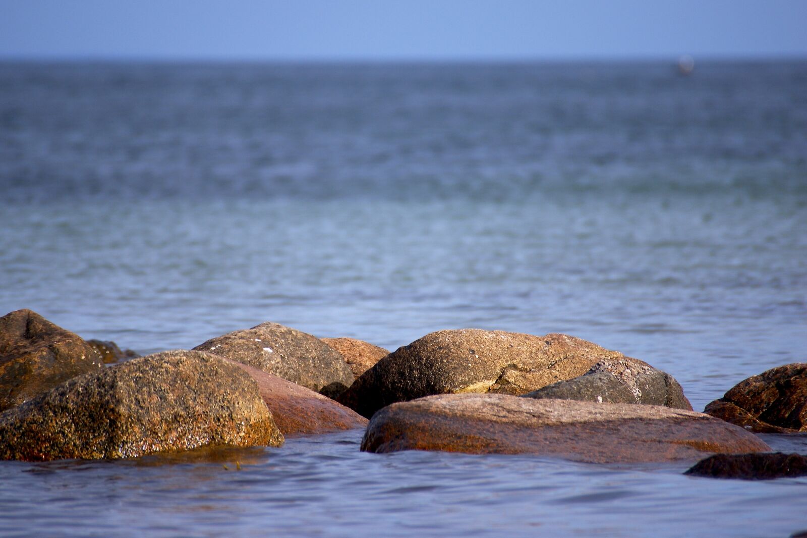 Sony Alpha DSLR-A350 sample photo. Beach, stones, abendstimmung photography