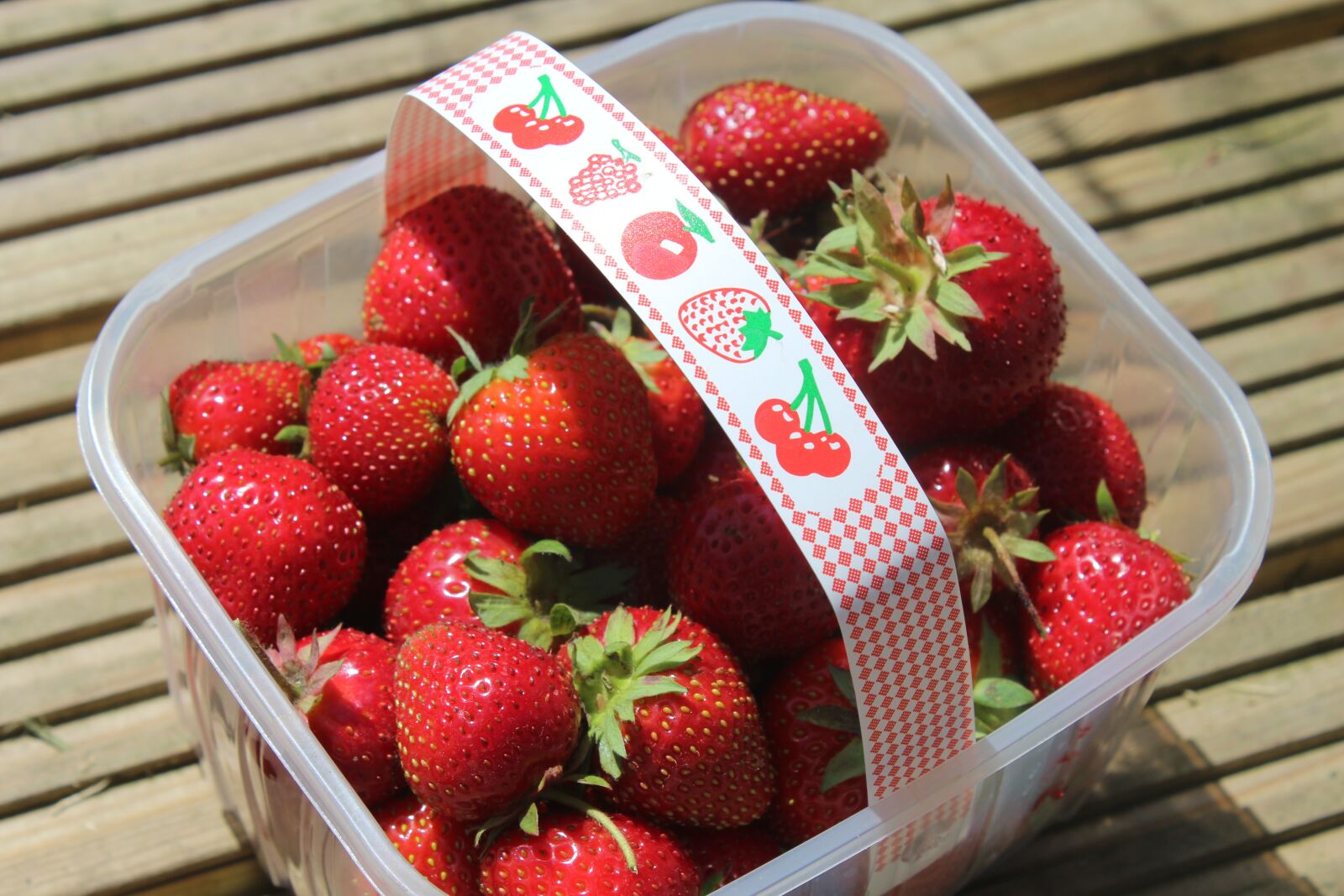 Canon EOS 1200D (EOS Rebel T5 / EOS Kiss X70 / EOS Hi) sample photo. Strawberry, punnet, fruit photography