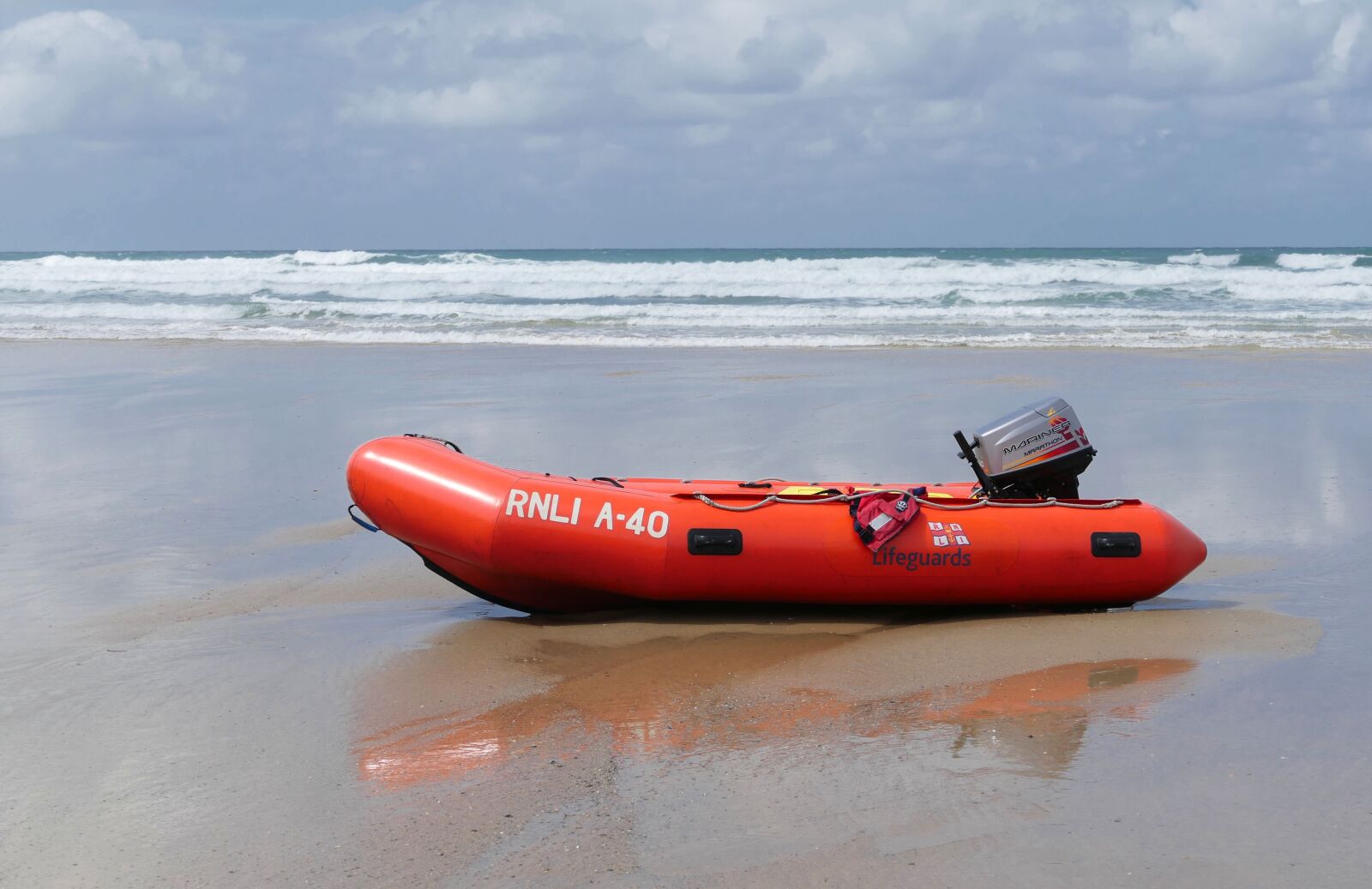 Panasonic Lumix DMC-FZ1000 sample photo. Beach, life guard, life photography