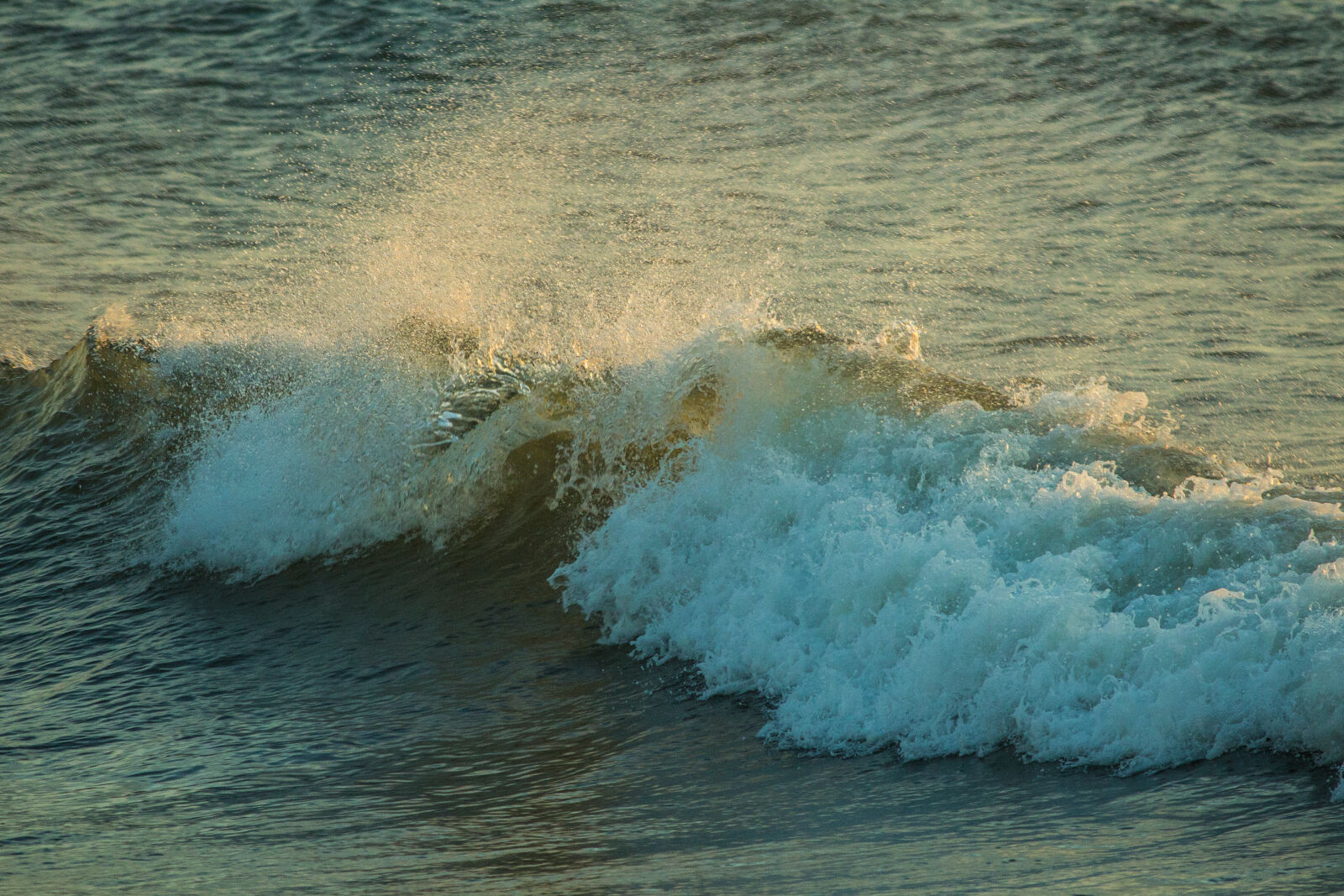 Canon EOS 600D (Rebel EOS T3i / EOS Kiss X5) sample photo. Sunrise, waves photography