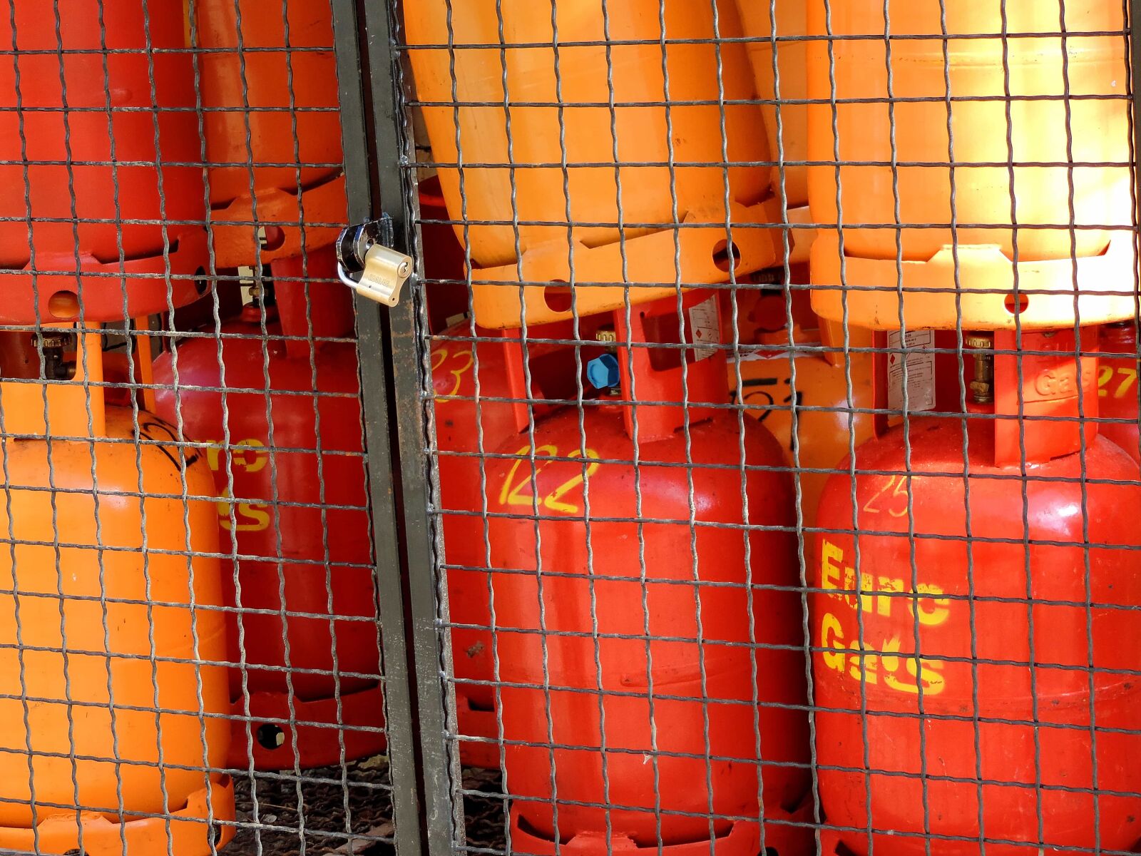 Nikon Coolpix P520 sample photo. Gasoline, fence, barrier, color photography