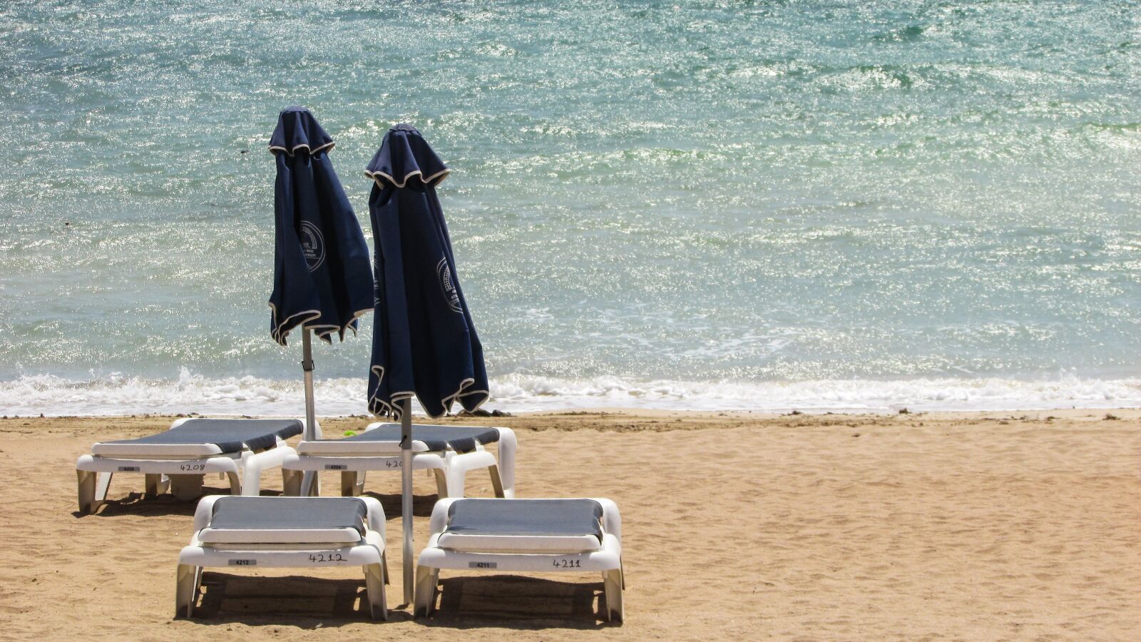 Canon PowerShot SX400 IS sample photo. Sunbed, umbrella, sea photography