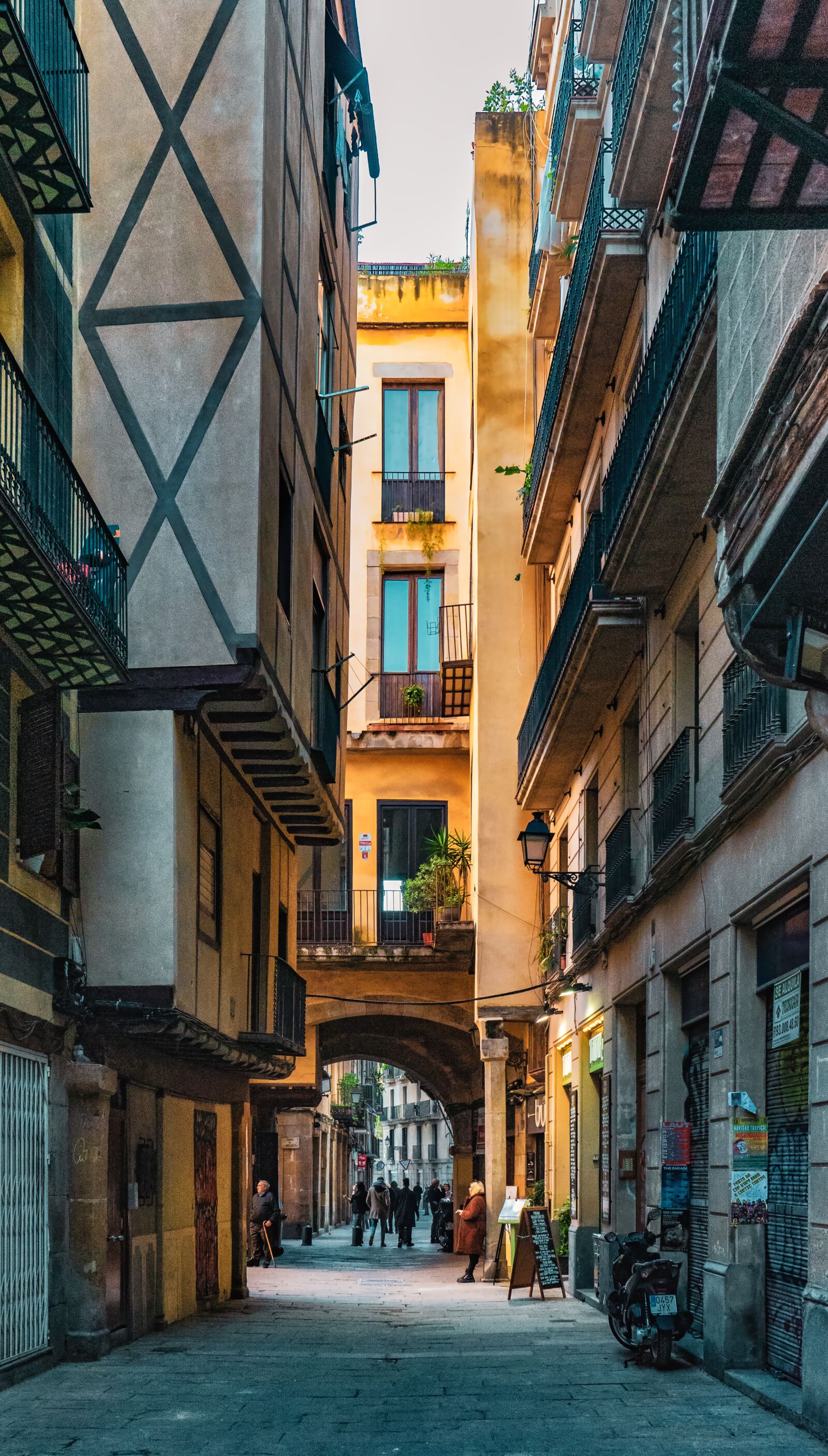 Sony a7 II + Sony FE 28-70mm F3.5-5.6 OSS sample photo. Street, barcelone, city photography