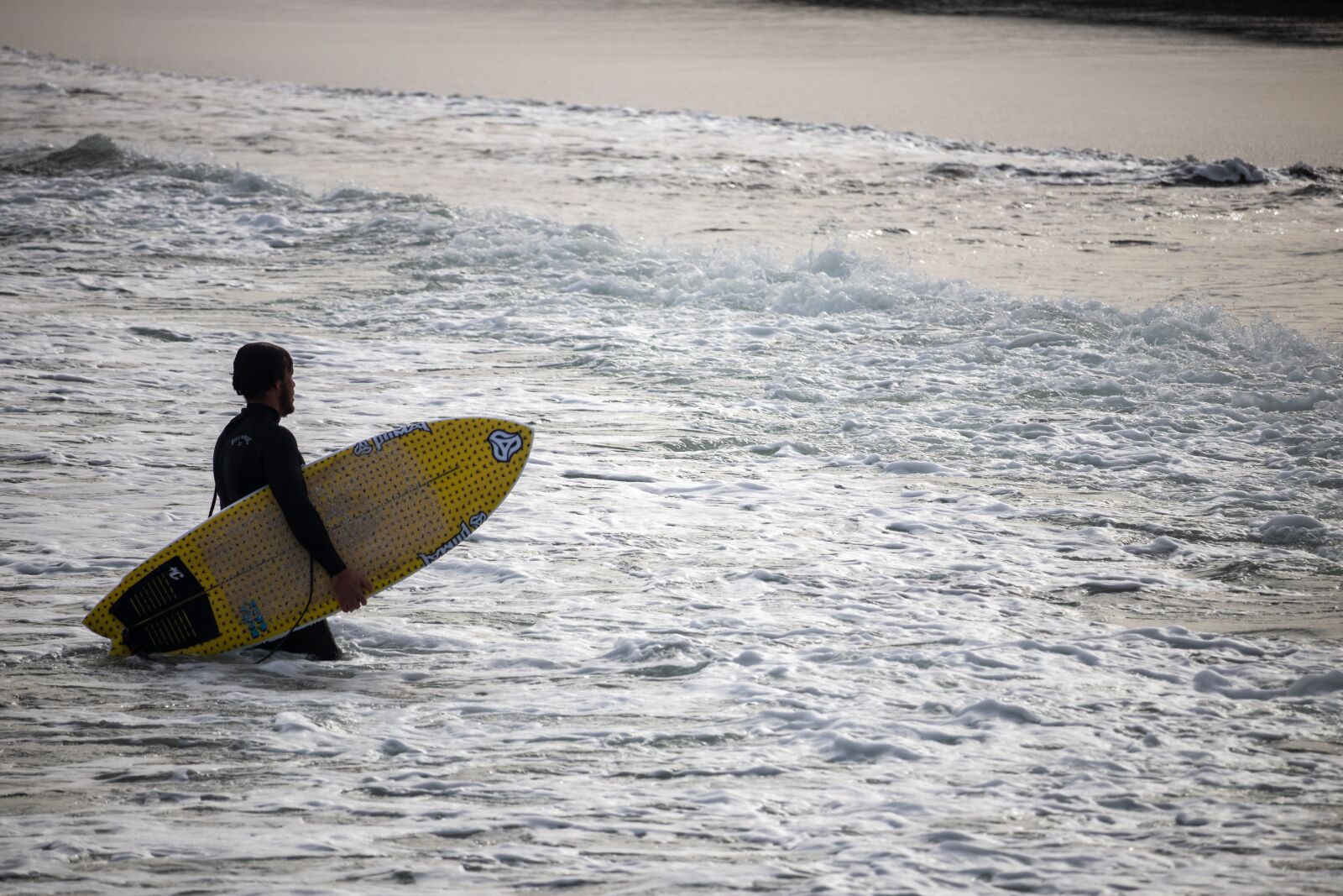 Canon EOS 200D (EOS Rebel SL2 / EOS Kiss X9) + Canon EF-S 55-250mm F4-5.6 IS STM sample photo. Surfer, surf board, ocean photography