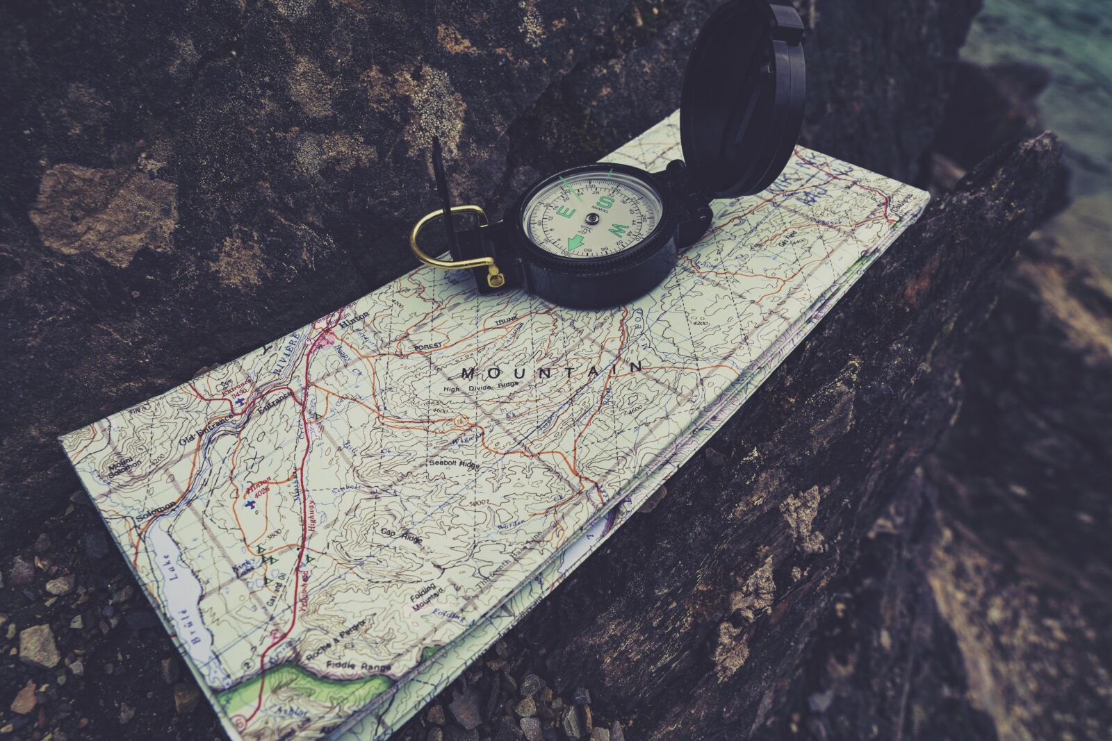 Sigma 16mm F1.4 DC DN | C sample photo. Compass, explore, navigation photography