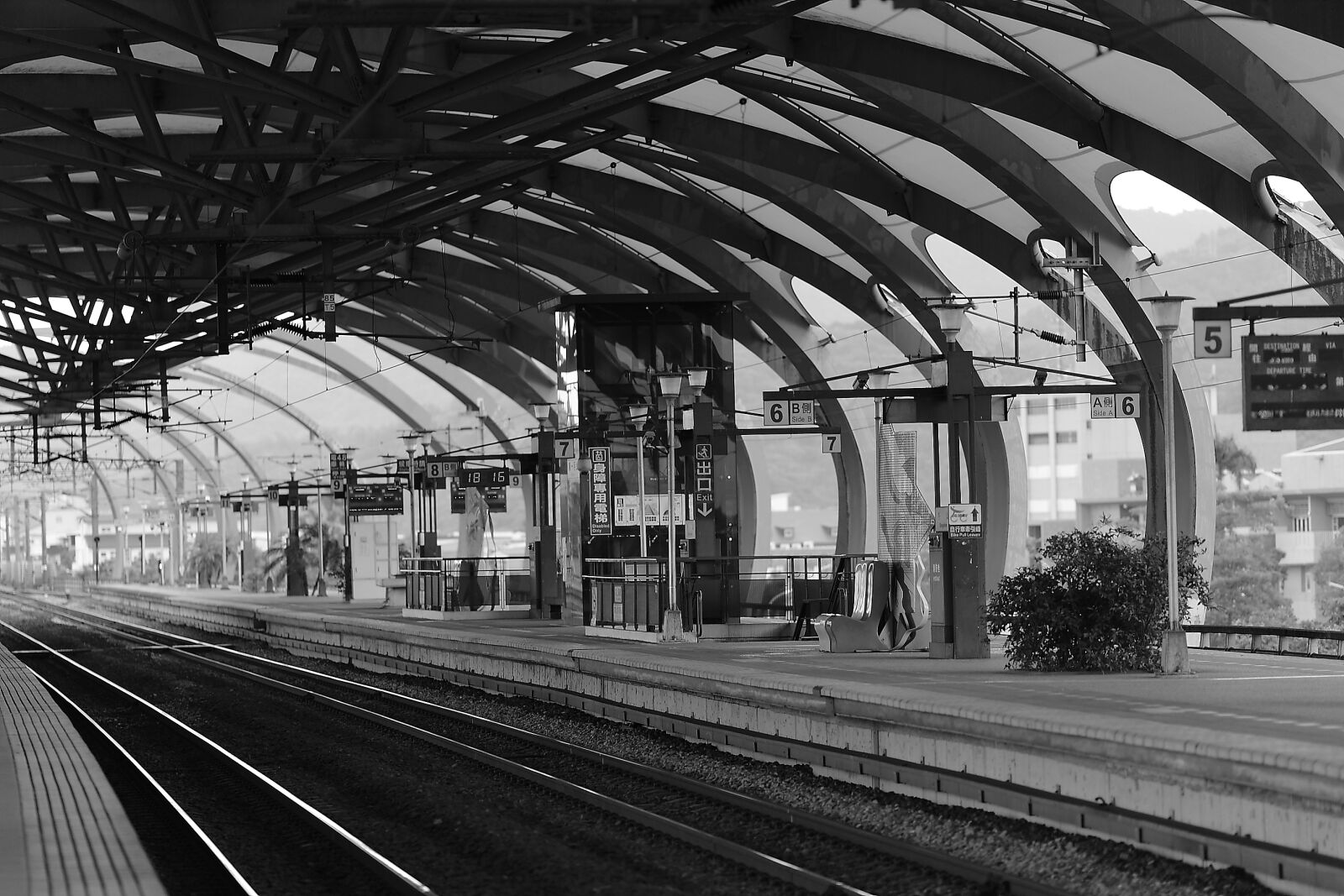 Canon EF 135mm F2L USM sample photo. Train, terminal, gray, scale photography