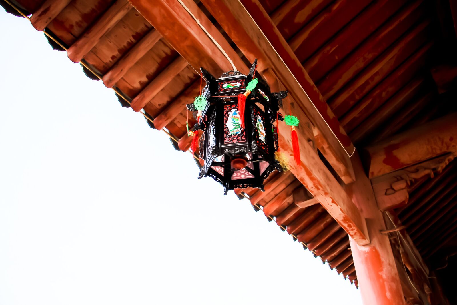 Canon EF-S 18-200mm F3.5-5.6 IS sample photo. Lamp, covered bridge, red photography
