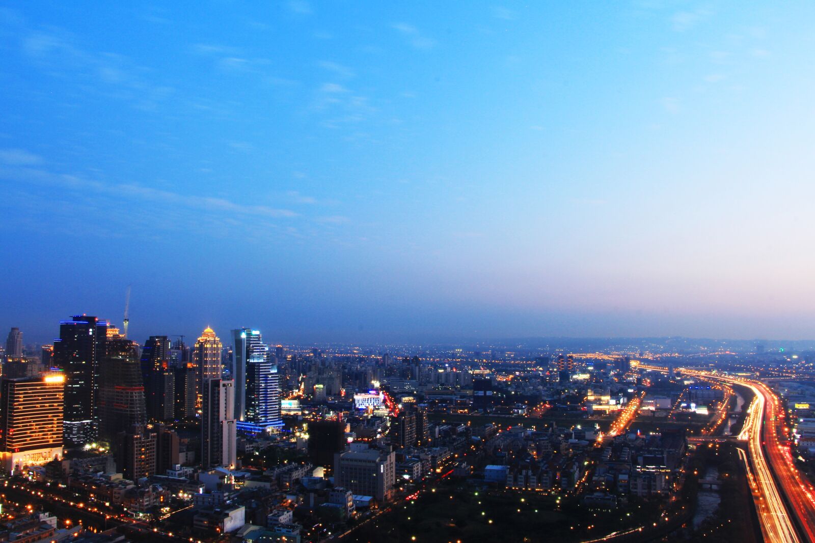 Canon EOS 650D (EOS Rebel T4i / EOS Kiss X6i) sample photo. Metropolitan, taichung city, dusk photography
